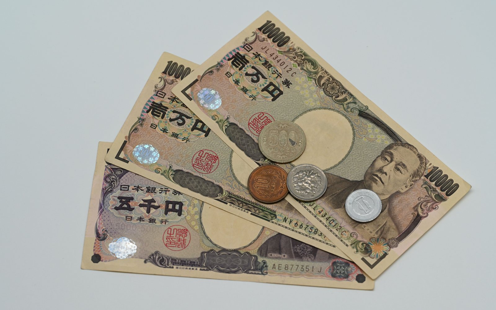 Japanese yen banknotes and coins